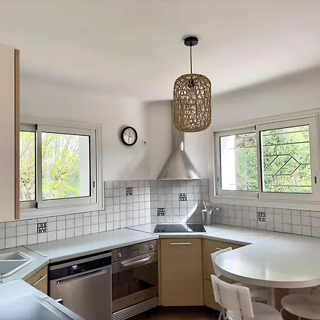 écrin De Nature , Centre-ville Et Campagne, 2 Chambres, Grand Jardin, En Provence Verte