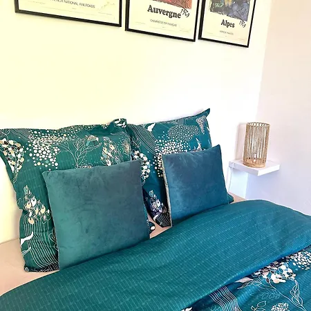 écrin De Nature , Centre-ville Et Campagne, 2 Chambres, Grand Jardin, En Provence Verte *